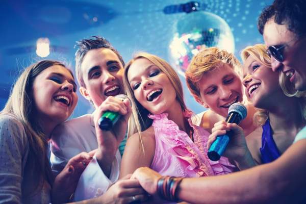 Il karaoke nasce negli anni Settanta in Giappone e diventa un fenomeno diffuso in tutto il mondo