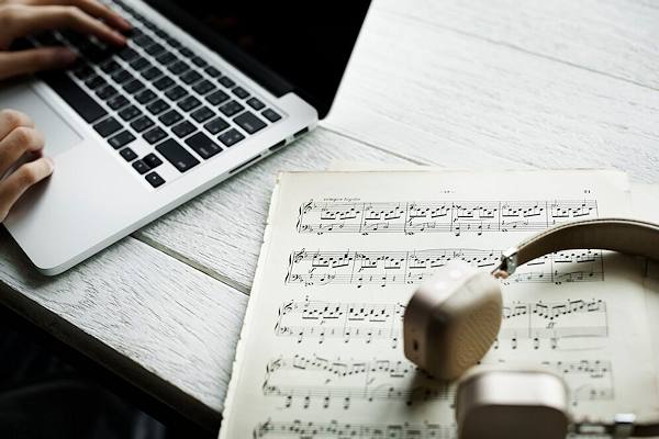 Esploriamo i segreti per scrivere un testo musicale gradevole e coinvolgente