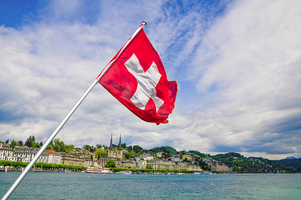 La bandiera della Svizzera  rossa con una croce bianca al centro