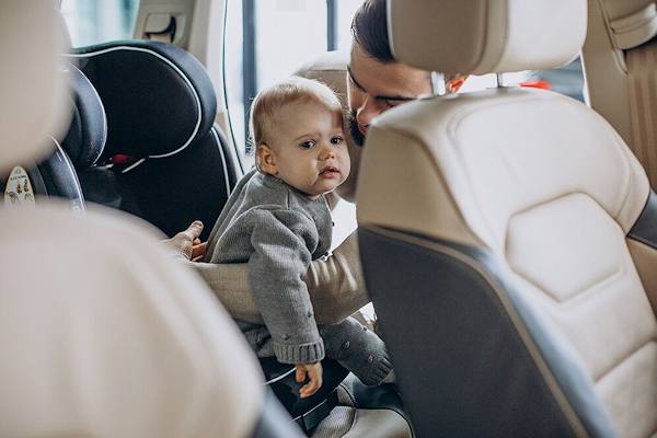 I consigli per chi viaggia con un neonato, dalla valigia ai mezzi di trasporto